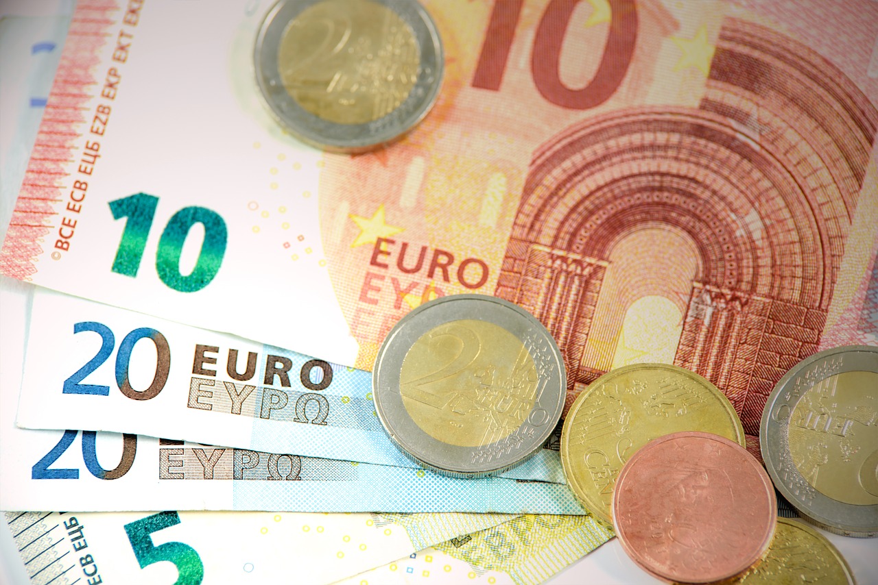 Obrazek przestawia banknoty i monety euro