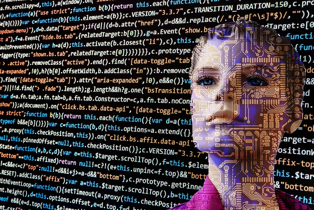 tablica z wzorami cyfrowymi i na jej tle kobieta-robot